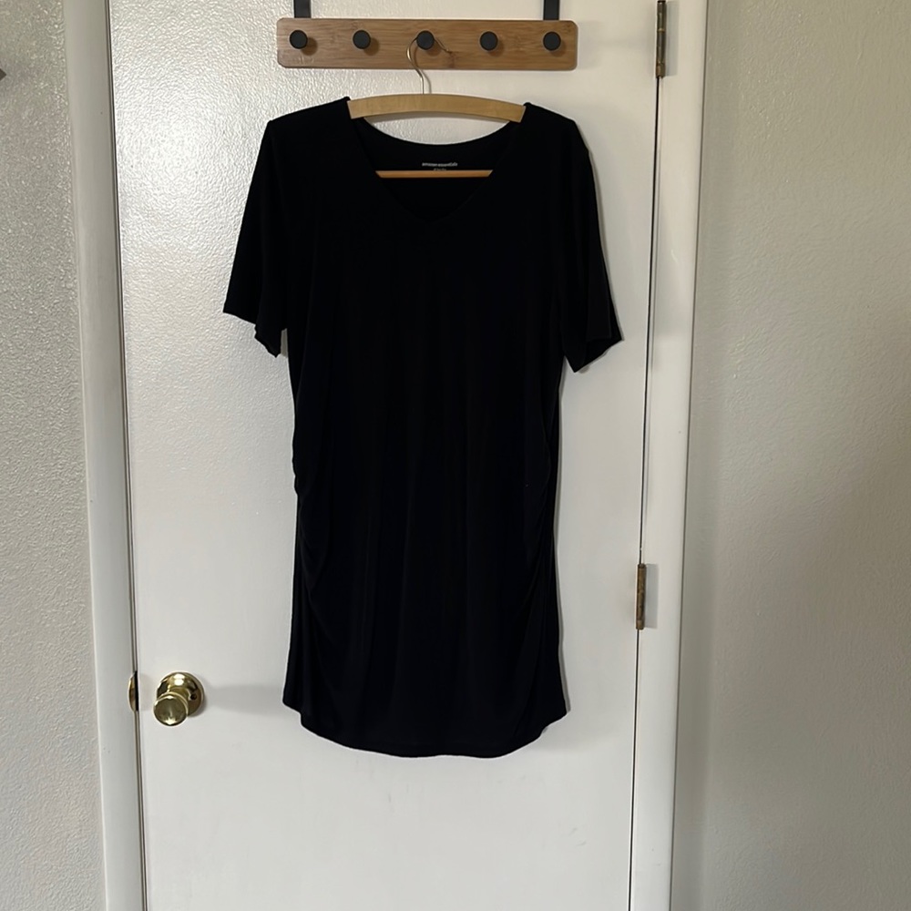 Amazon Essentials maternity V neck top with rouched sides. Size XL, black.